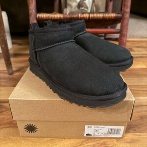 Ugg Classic Ultra Mini Black Boots Size 7 Excellent condition
